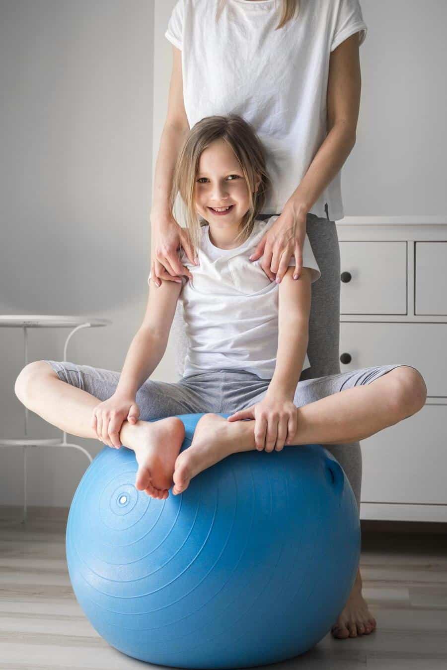 niña hace rehabilitación pelota