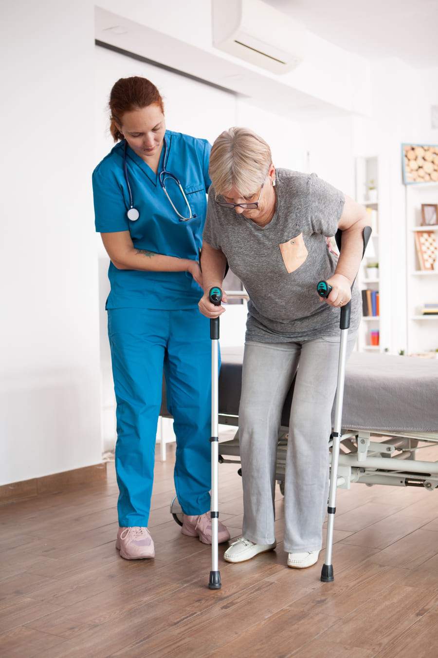 anciana hogar ancianos caminando muletas ayuda enfermera